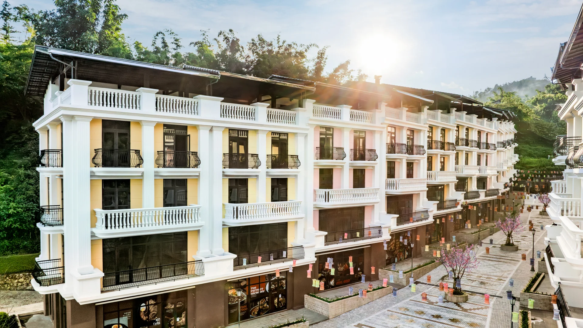 Dãy shophouse Làng Ẩm thực Quốc tế dưới nắng sớm