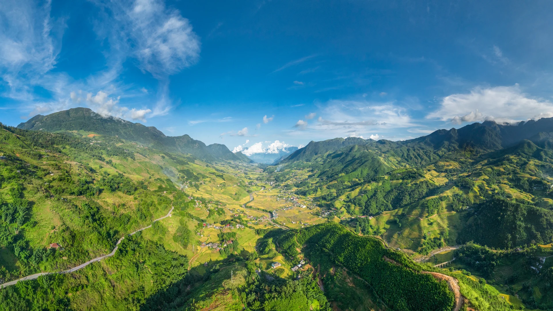 Cảnh quan ruộng bậc thang và núi rừng thung lũng Mường Hoa